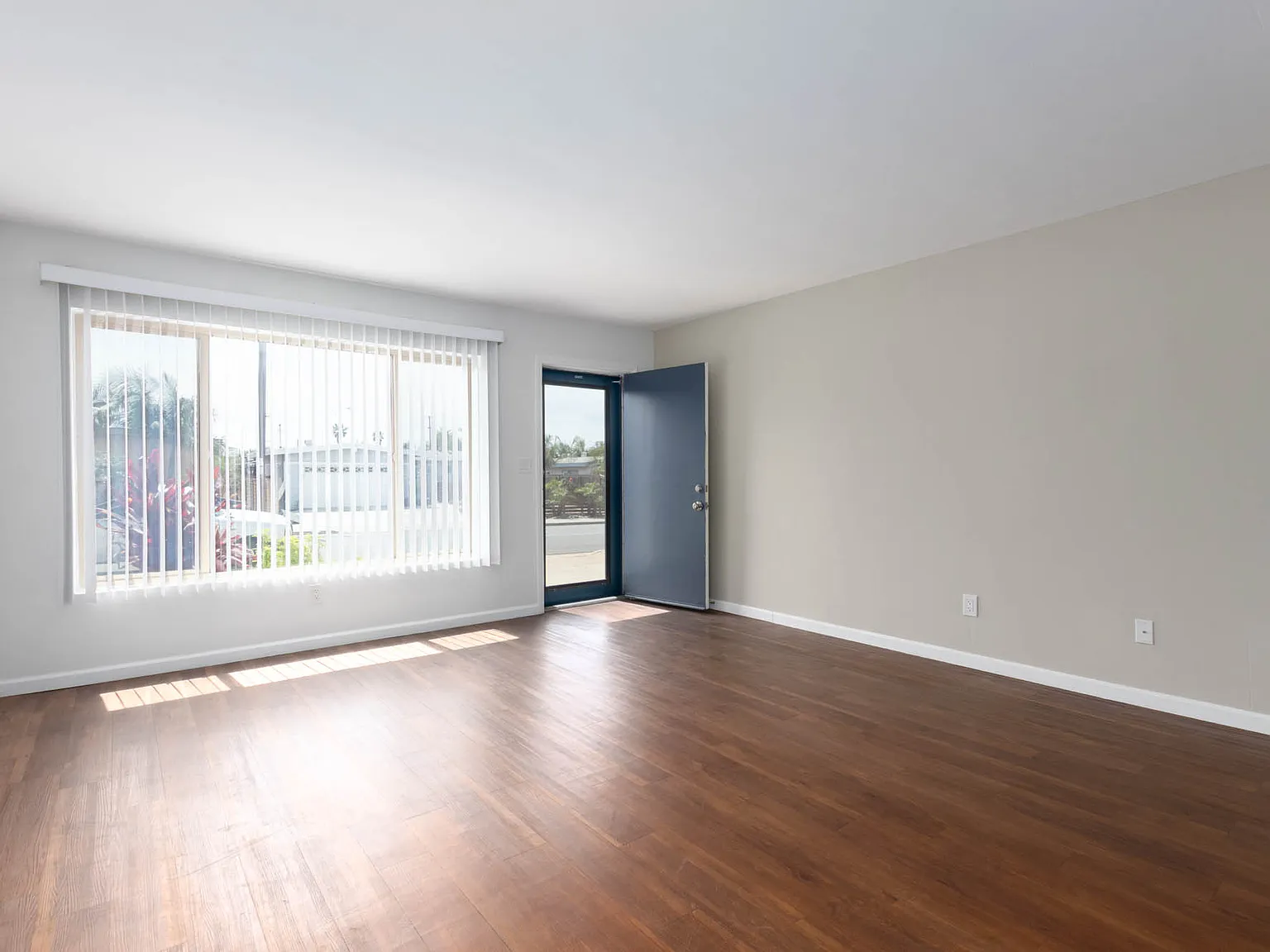 2 bed, 812 sqft, $2,995 — Photo 3