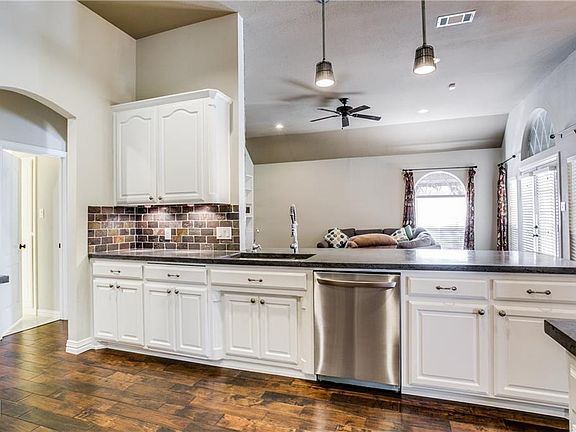 4th image of 510 Castlerock Cir