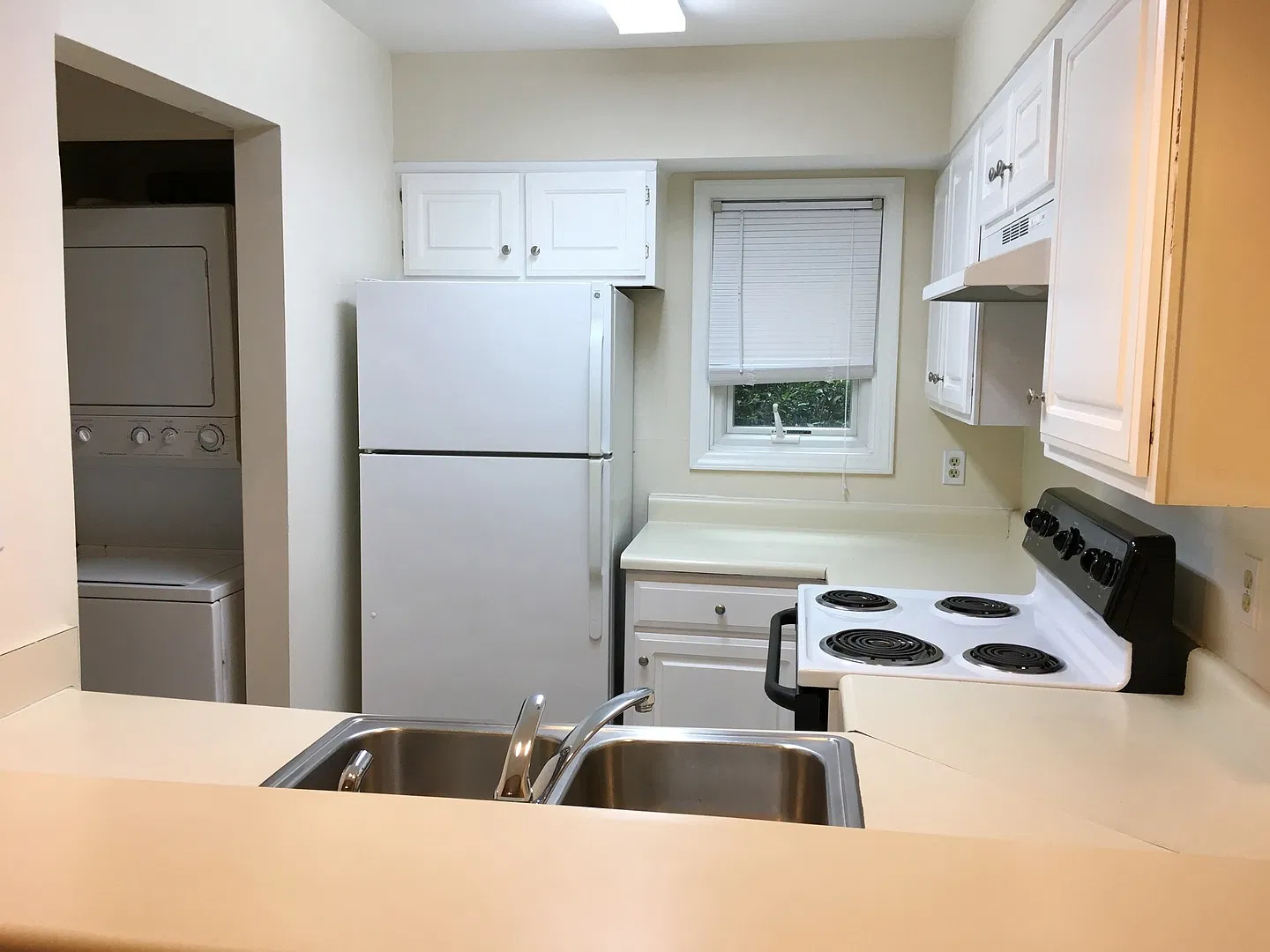 Awesome location walking distance to UNC, 2br w/ updates in Chancellor Square! — Photo 4