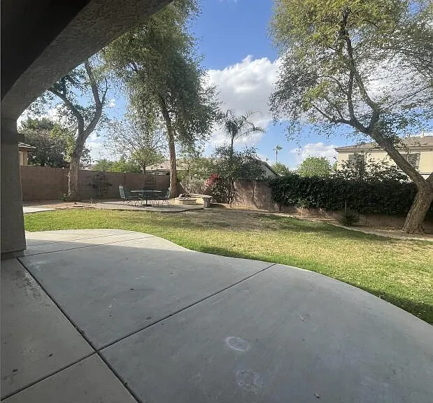 576 E Julian Dr — Photo 35