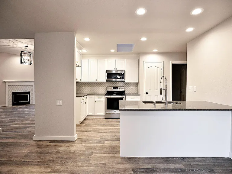 2340 N Warwick Ave — Photo 3