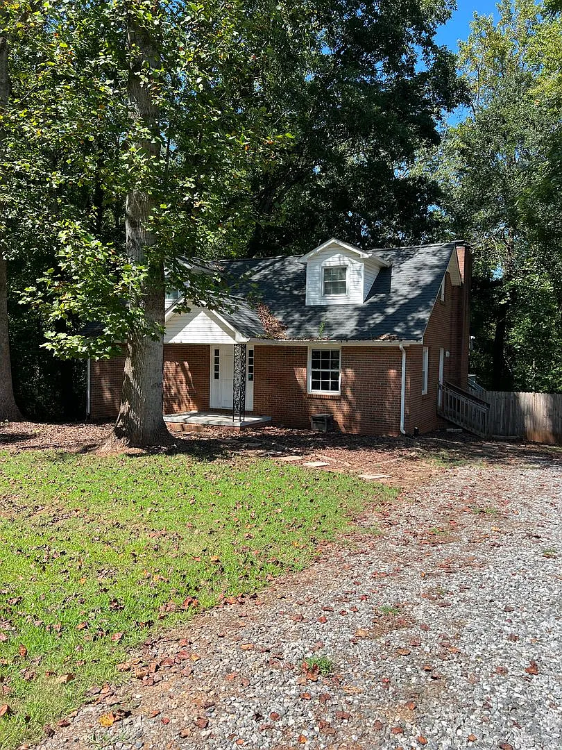 3 Bedrooms, 2 Bath Home for Rent — Photo 1