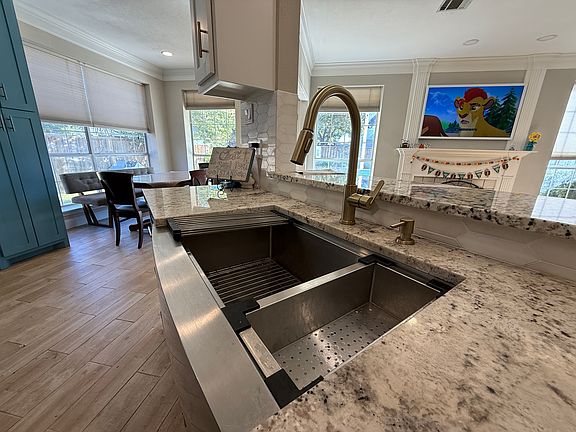 5th image of 4010 Crestwood Dr