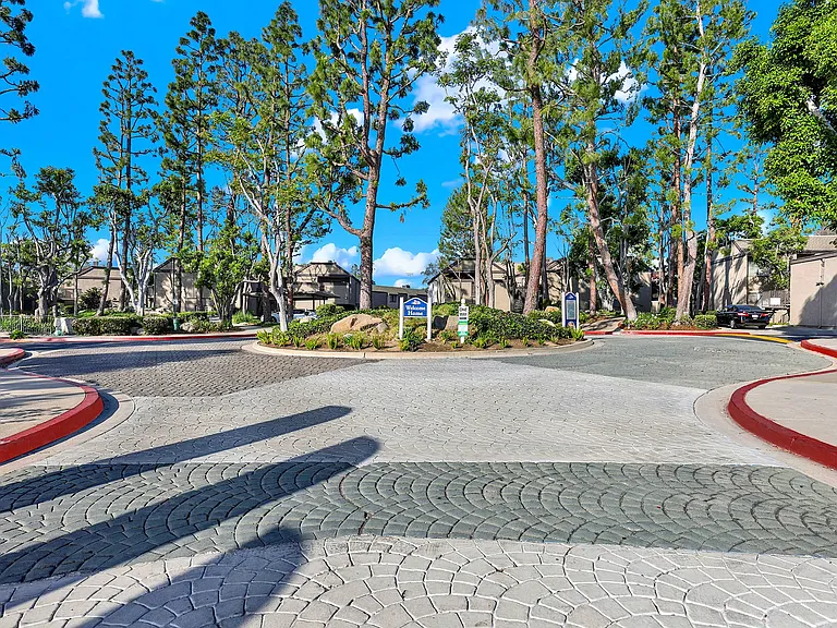 Lake Dianne Apartment Homes Driveway