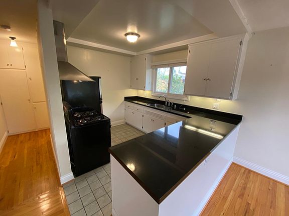 3rd image of 2521 Beverley Ave APT 5