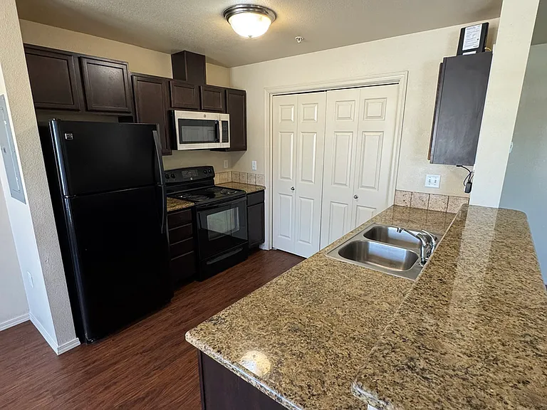 11070 W Brassy Cove Loop — Photo 4