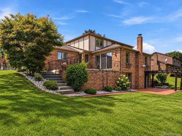 22520 Vacri Ln, Farmington Hills, MI 48335