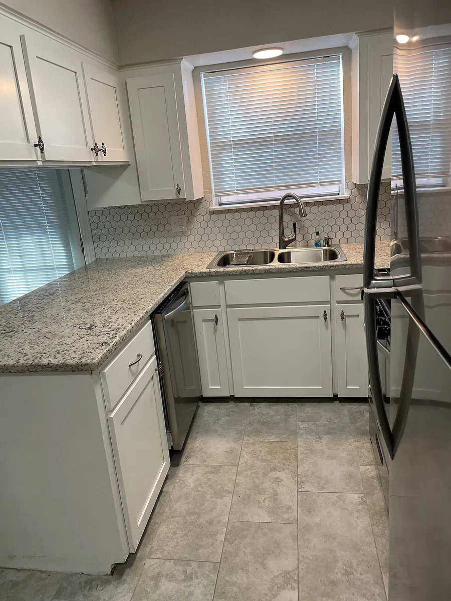 Building Photo - 407 W Semands St #407