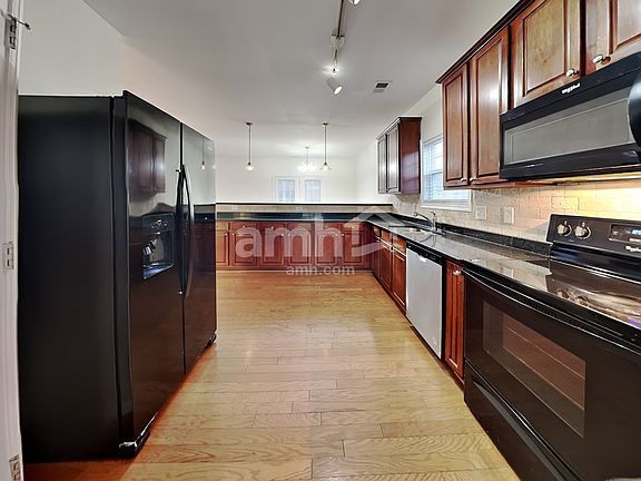 4th image of 10 Oakville Ct