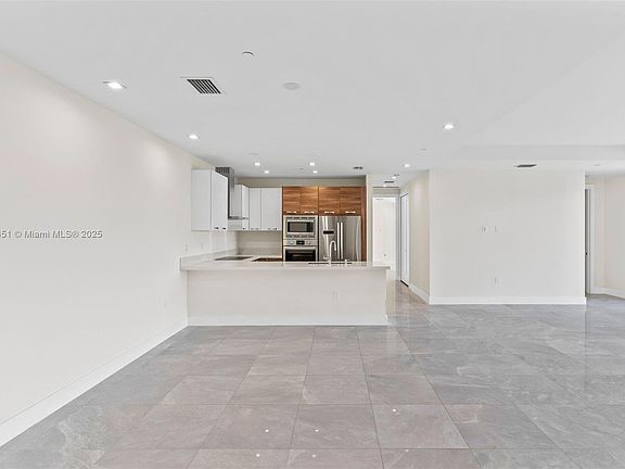 5th image of 718 Valencia Ave Unit 408