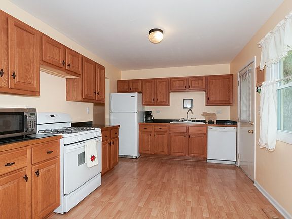 3rd image of 1470 Hillcrest Ave