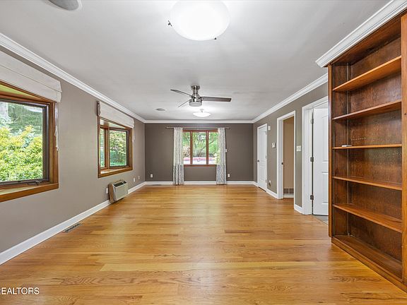 9th image of 3521 Montlake Dr