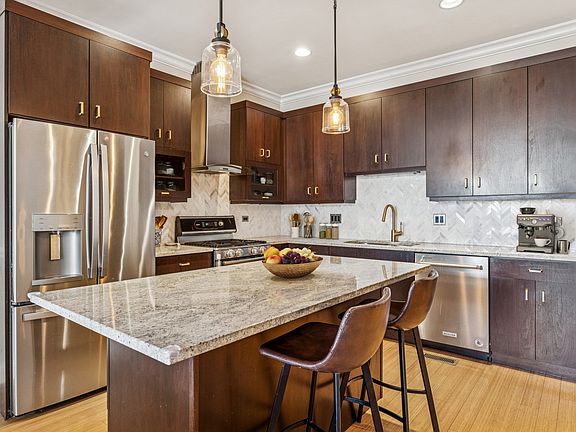 5th image of 1329 W Walton St #1