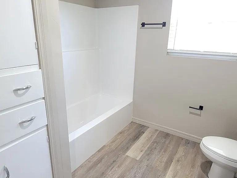 2112 Axtell St — Photo 17