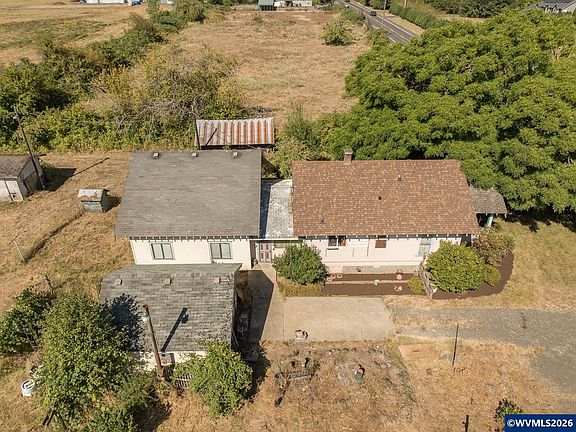 4th image of 866 NE Granger Ave