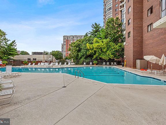 5th image of 1600 N Oak St APT 329