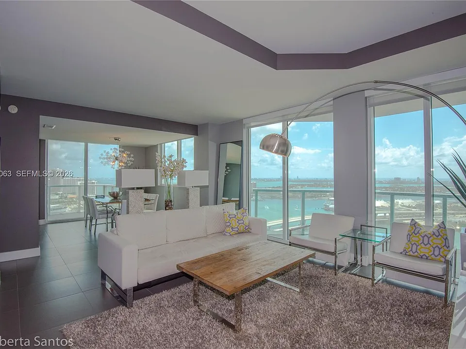 244 Biscayne Blvd #3902
