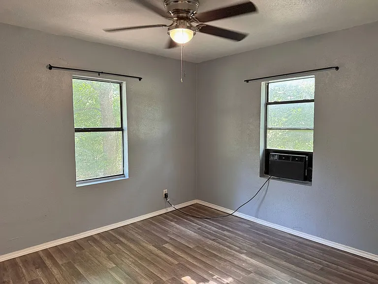 808 E Bank St — Photo 21