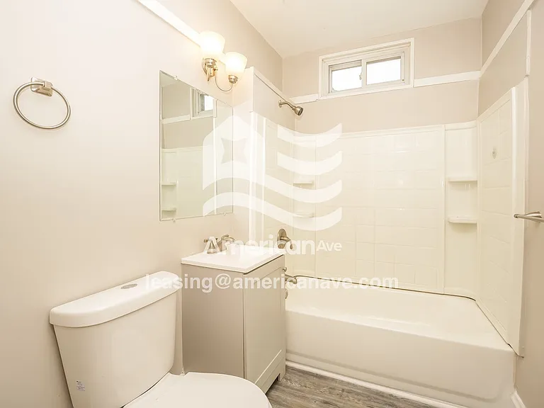 1403326_010_main_bathroom_10.jpg