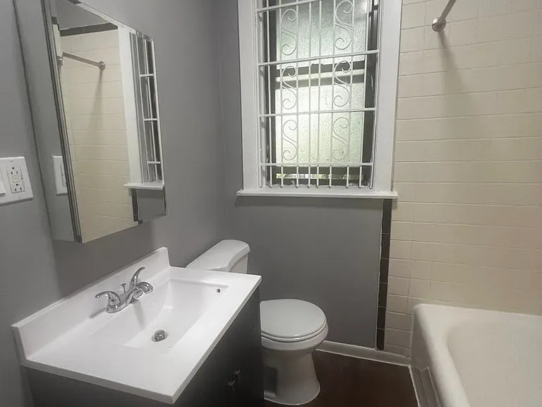 Hyde Park Apartments — Photo 15
