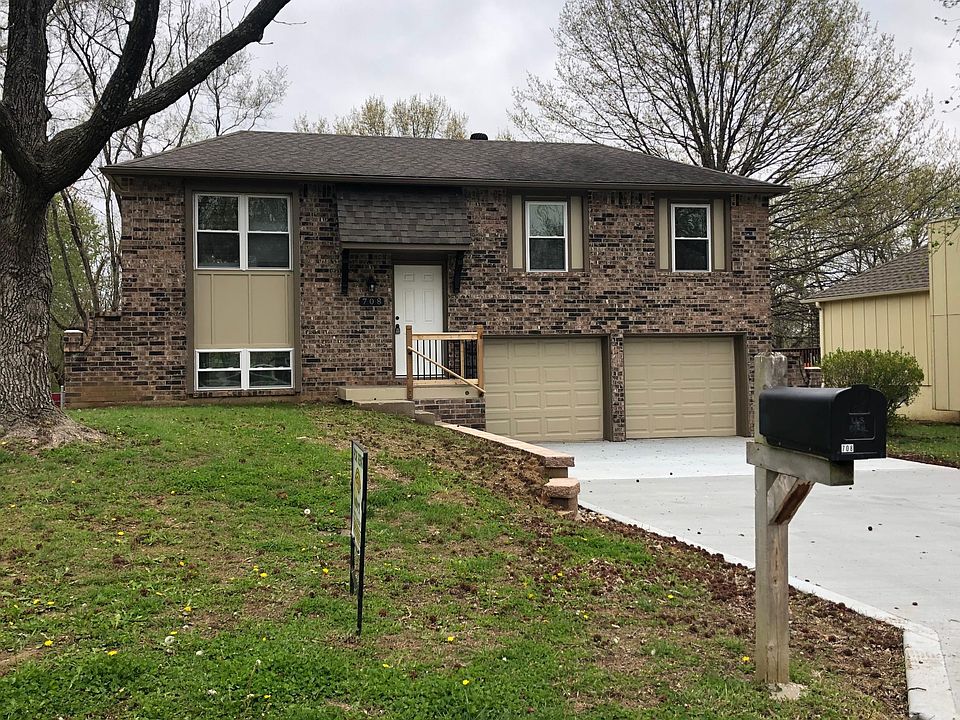 1st image of 708 NW Camelot Pl