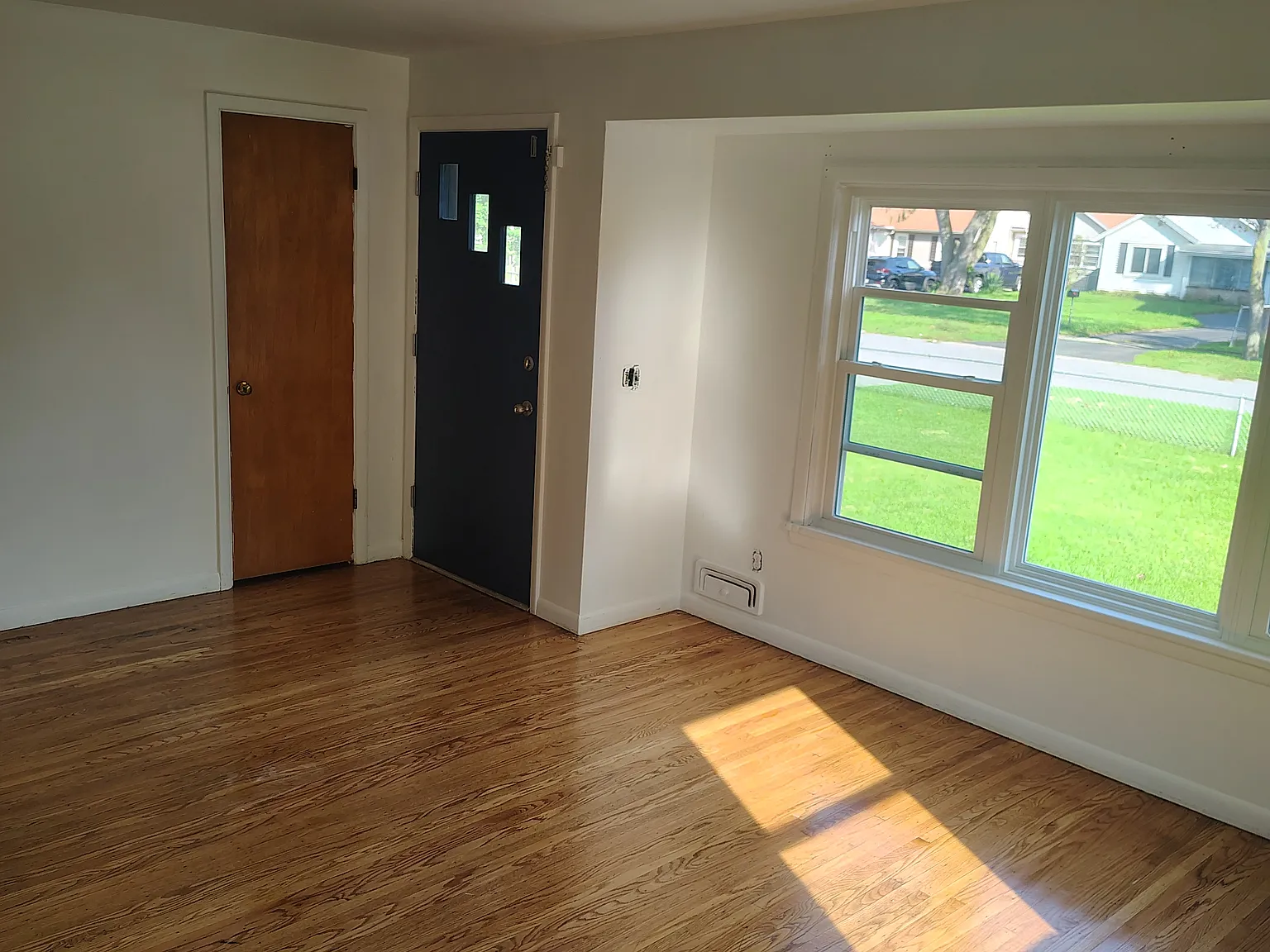 3 bed, 1.5 bath, 1344 sqft, $1,900 — Photo 2