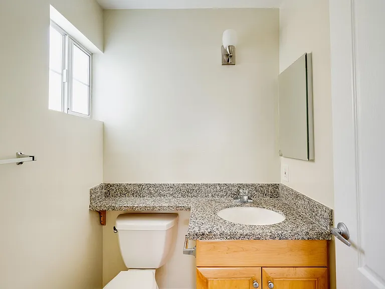 1011 Thompson Ave #C — Photo 21