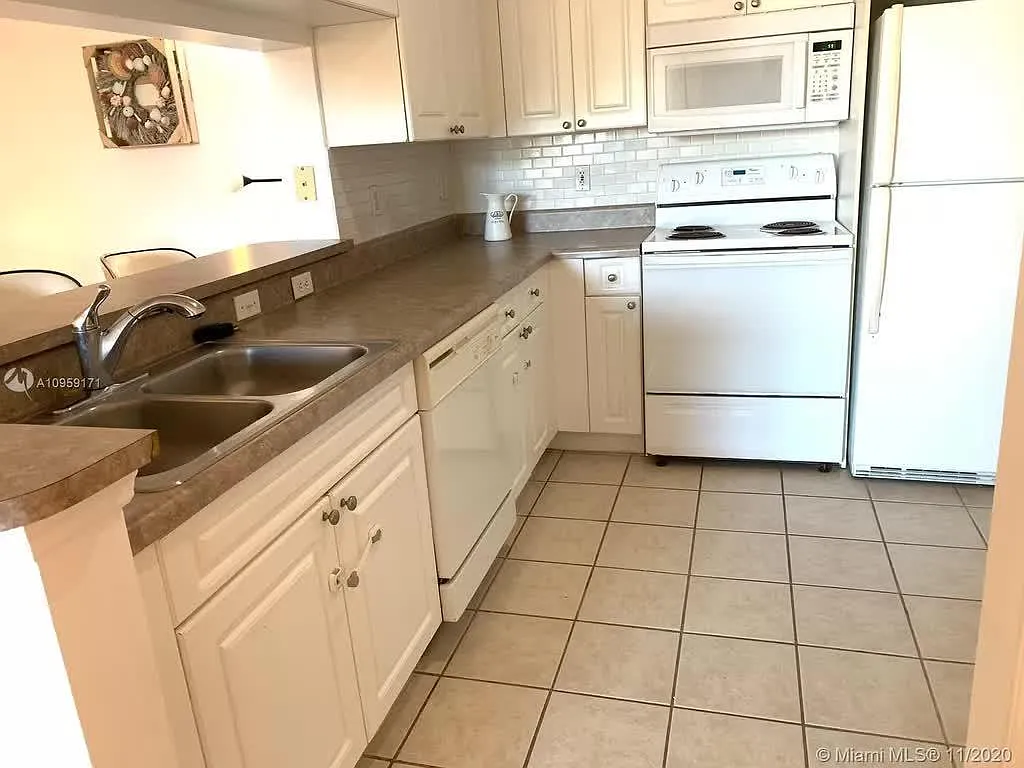 17150 N Bay Rd — Photo 4