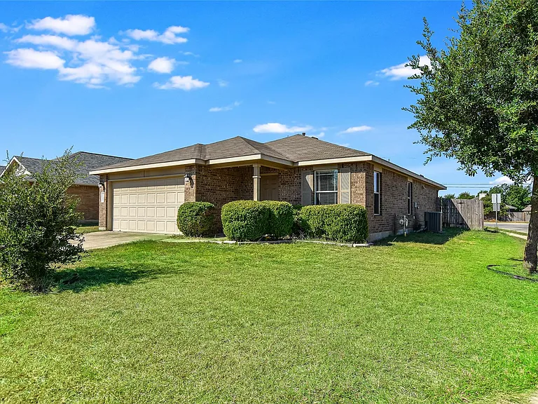 811 Encinita Dr — Photo 2