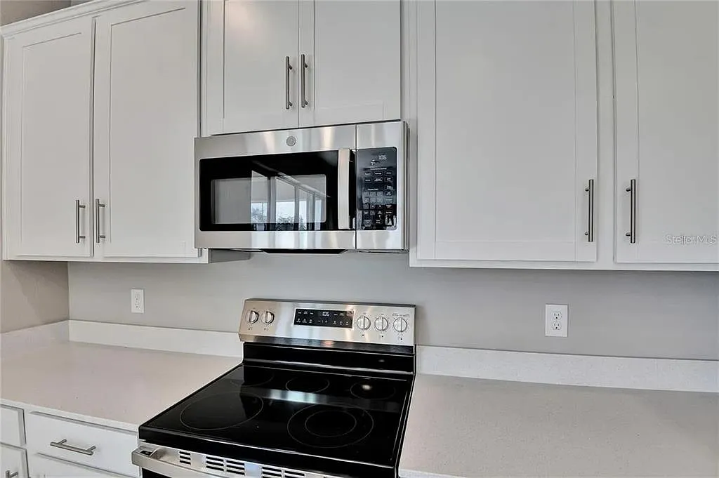4 bed, 2.5 bath, 2300 sqft, $2,990 — Photo 3