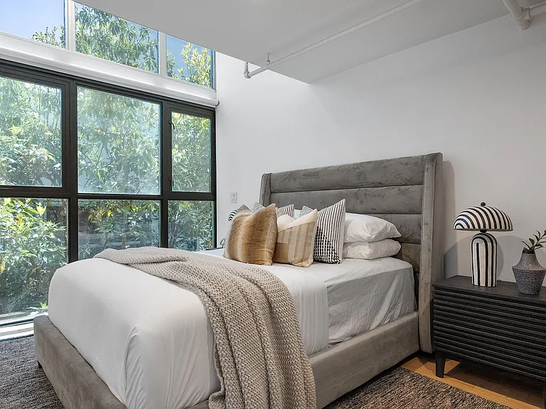 1037 N Laurel Ave #19C — Photo 65