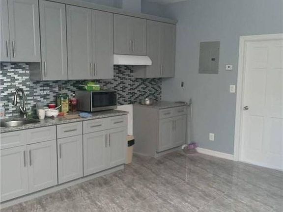 4th image of 184 Essex St E