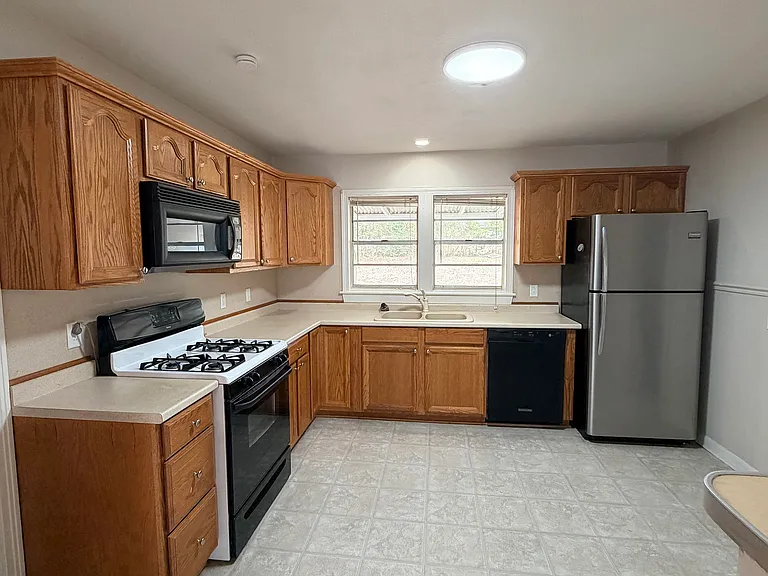 909 Lake Court Dr — Photo 4