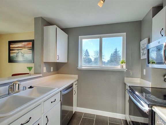 Light & bright kitchen with new dishwasher!