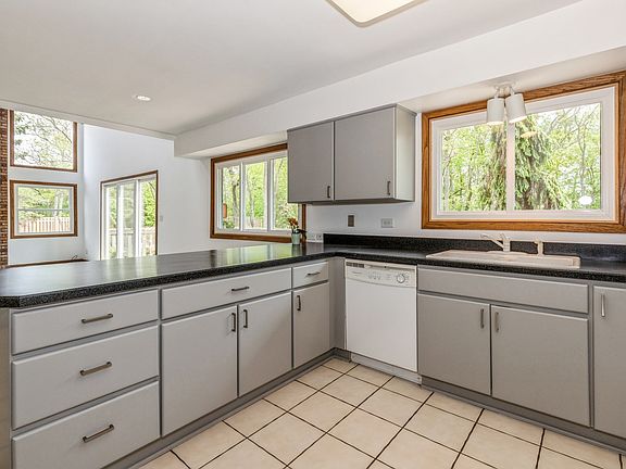 2nd image of 815 Harbor Ln