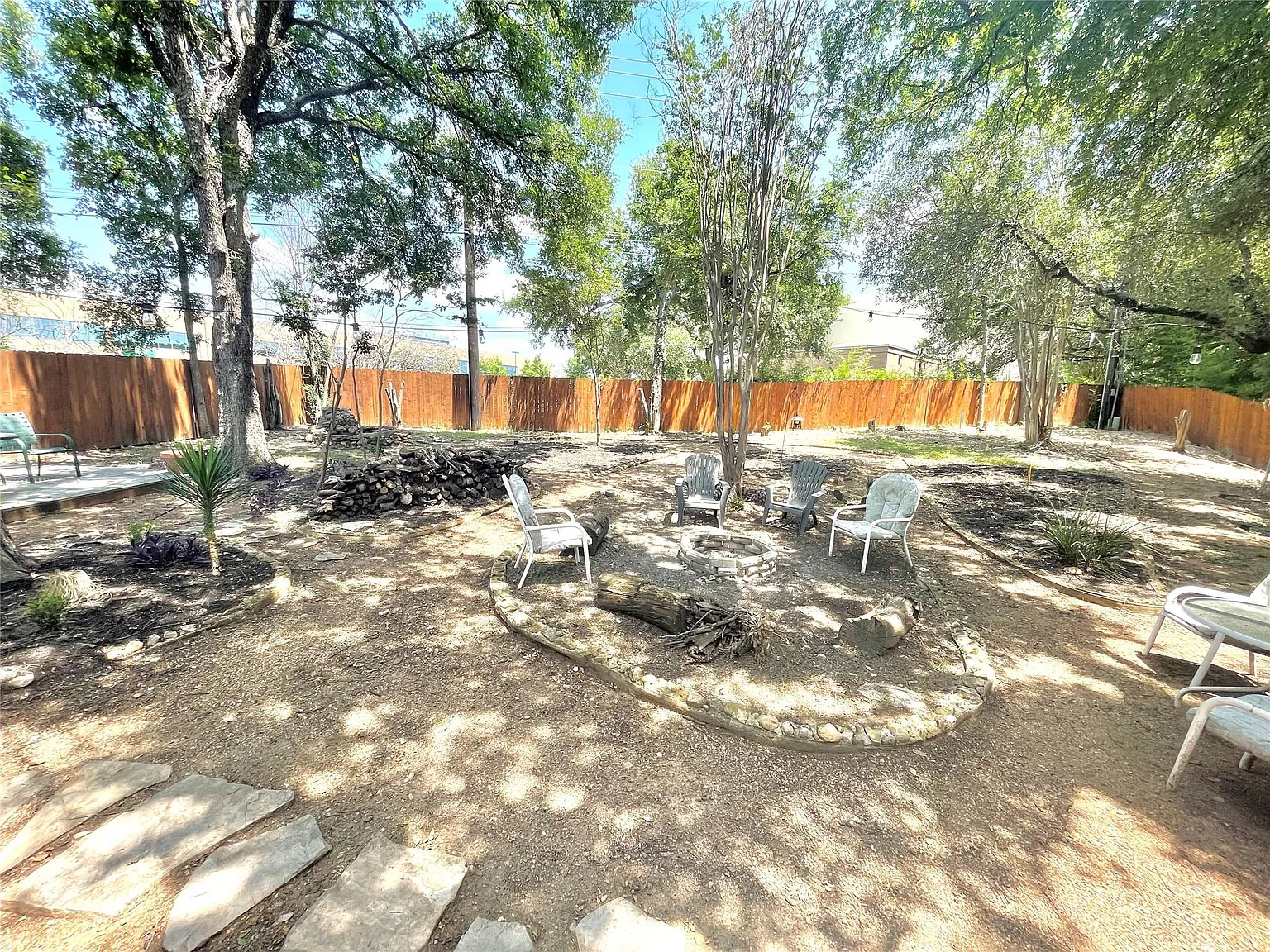 4 bed, 2.0 bath, 2044 sqft, $3,250 — Photo 3