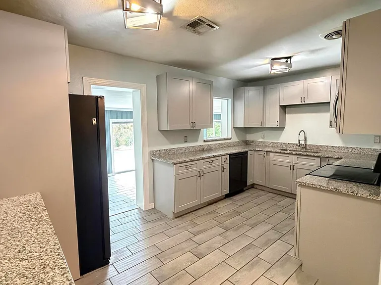 1717 La Marche Dr — Photo 10