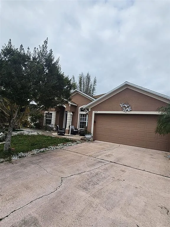4 bed, 2.0 bath, 2196 sqft, $2,300 — Photo 1