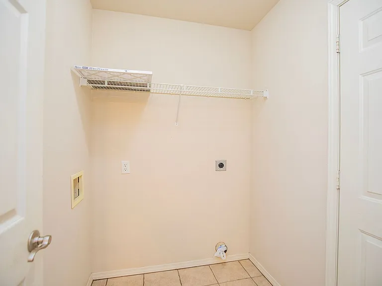 610 Maplewood Dr — Photo 17