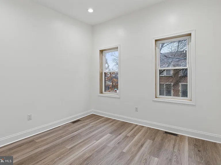 458 E Federal St — Photo 14