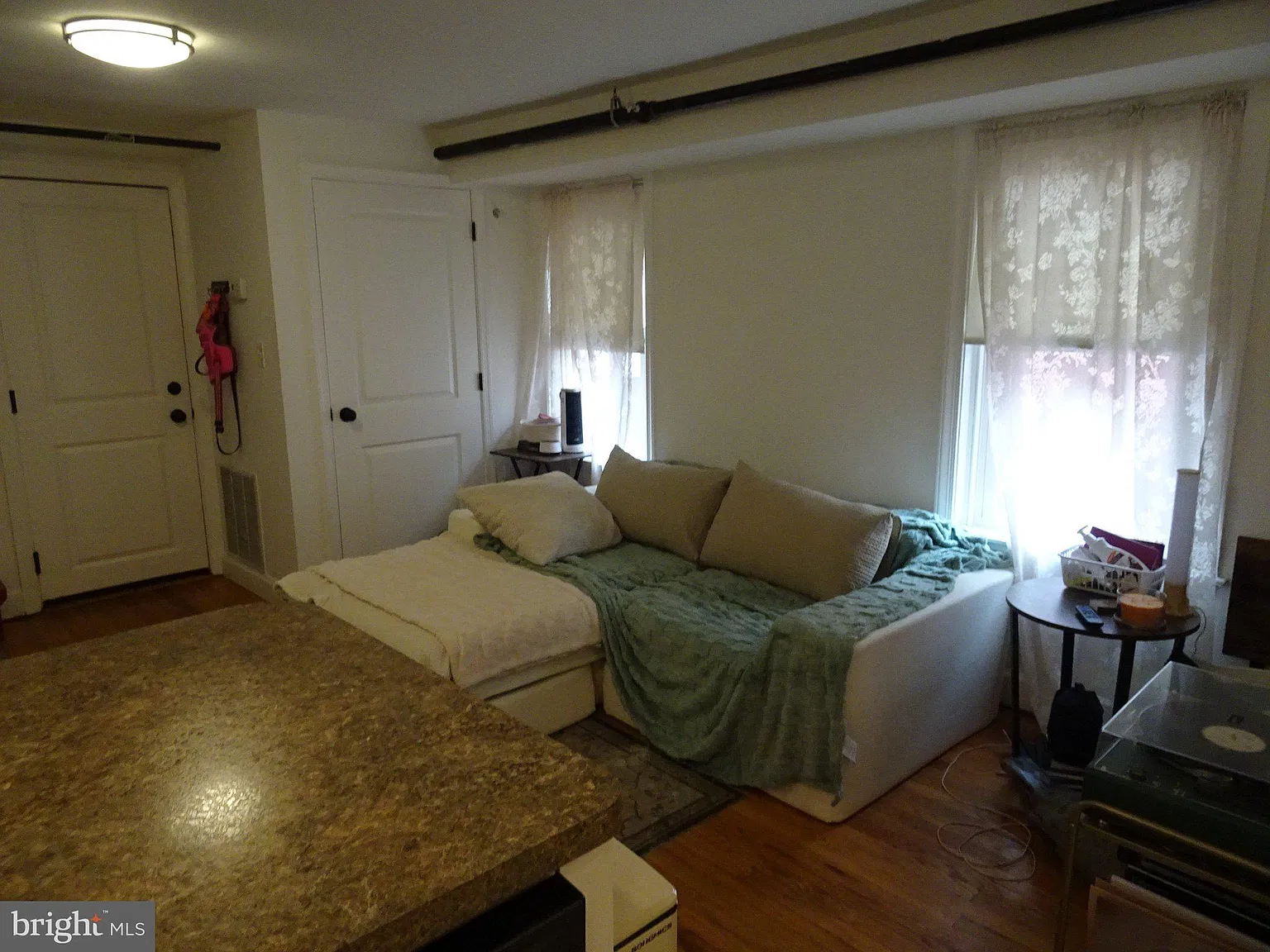 1 bed, 1.0 bath, 700 sqft, $1,500 — Photo 2