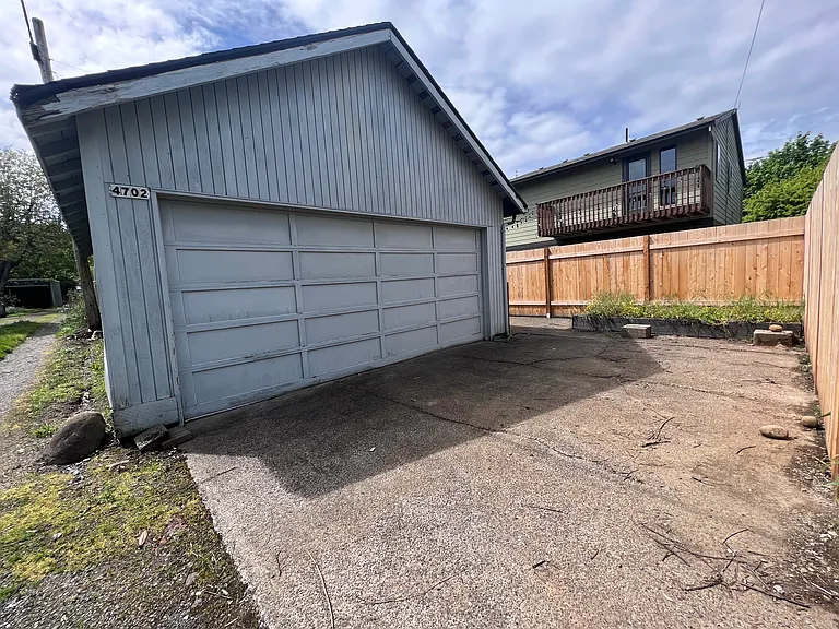 4702 NE 32nd Pl — Photo 4