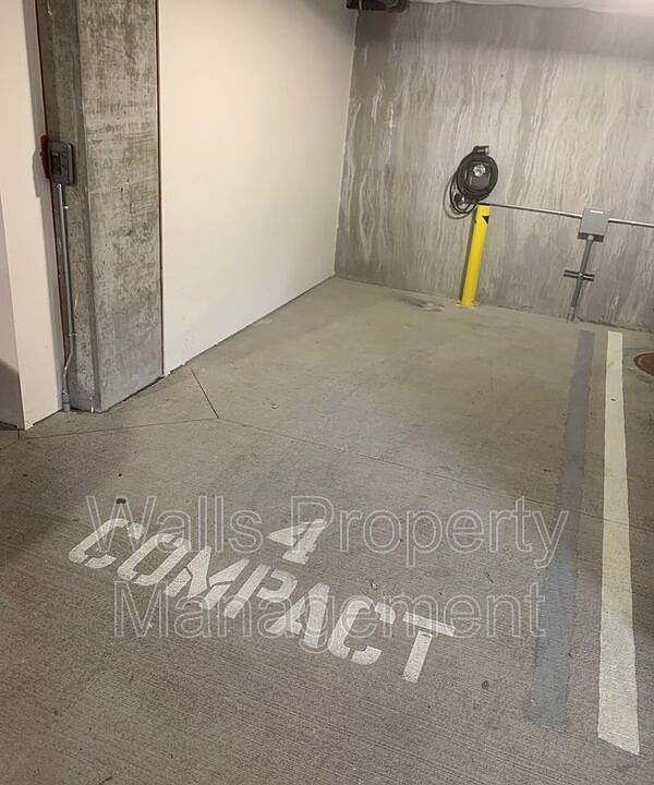 1st image of 736 Bellevue Place E Garage #4