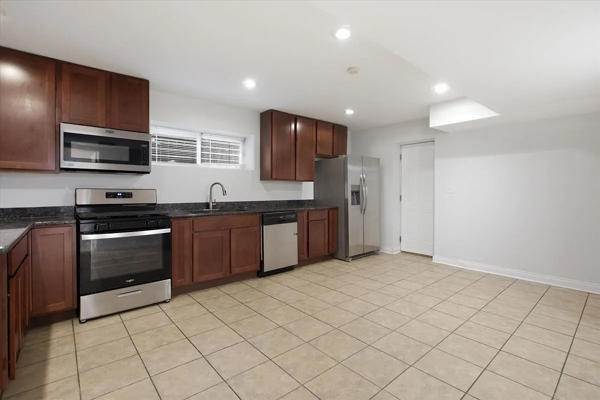 3 bed, 1200 sqft, $2,350 — Photo 2