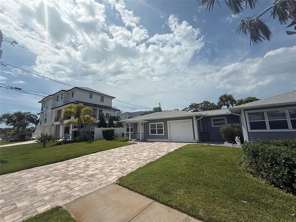 3 bed, 2.0 bath, 1037 sqft, $3,200 — Photo 3