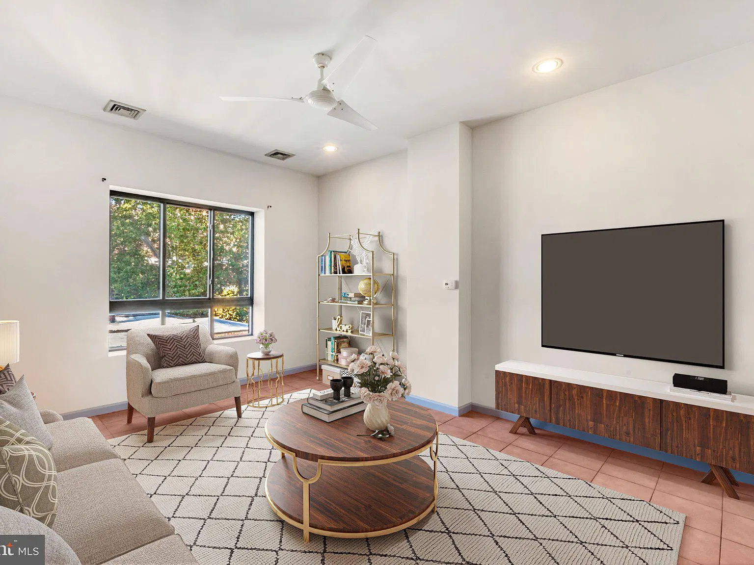 2 bed, 2.0 bath, 5928 sqft, $2,100 — Photo 3
