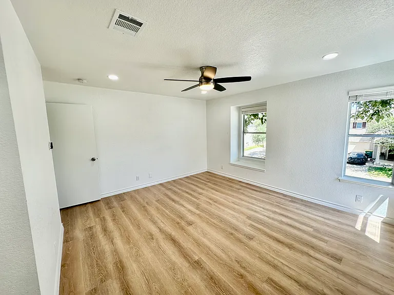 414 Hampton Cv — Photo 8