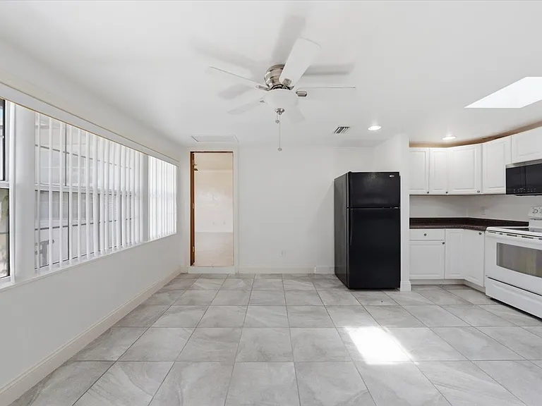 1647 Bay St SE — Photo 15