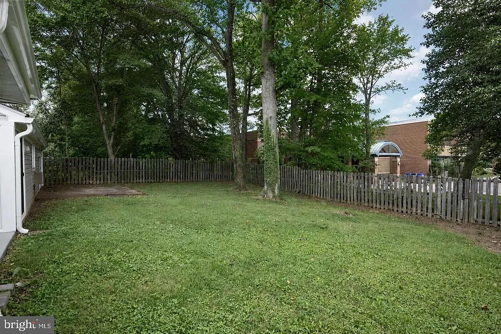 4 bed, 2.0 bath, 2000 sqft, $2,500 — Photo 3