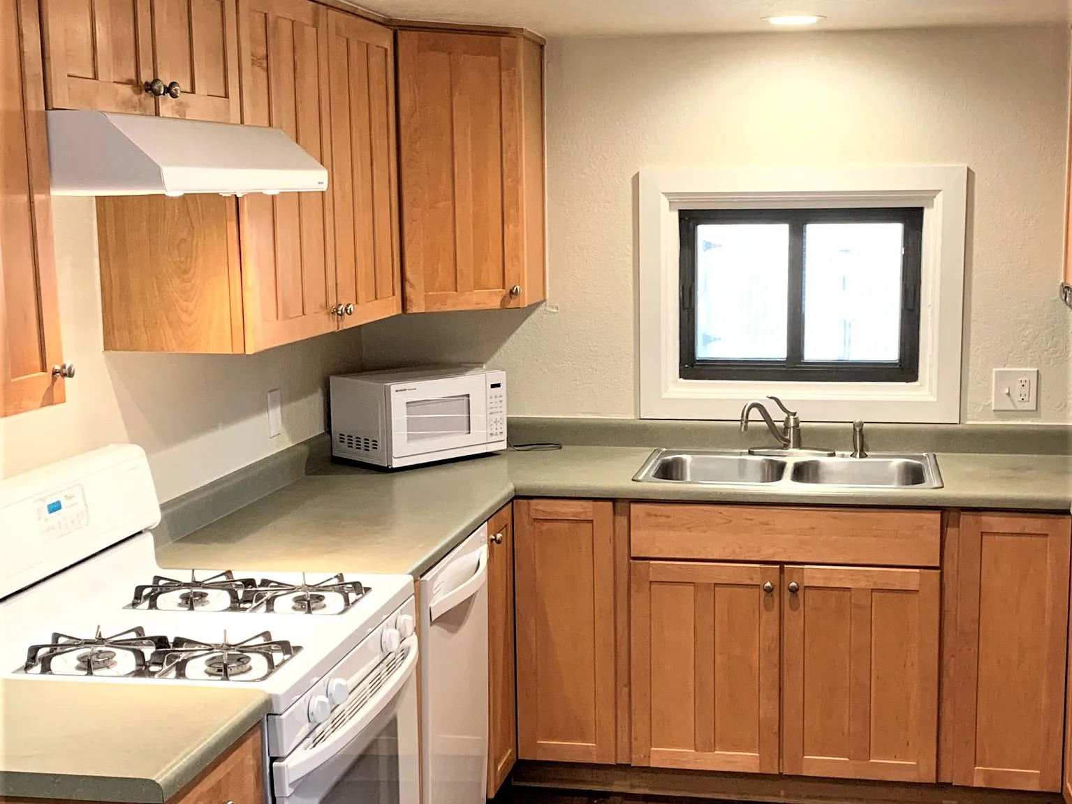 2 bed, 1100 sqft, $2,400 — Photo 2